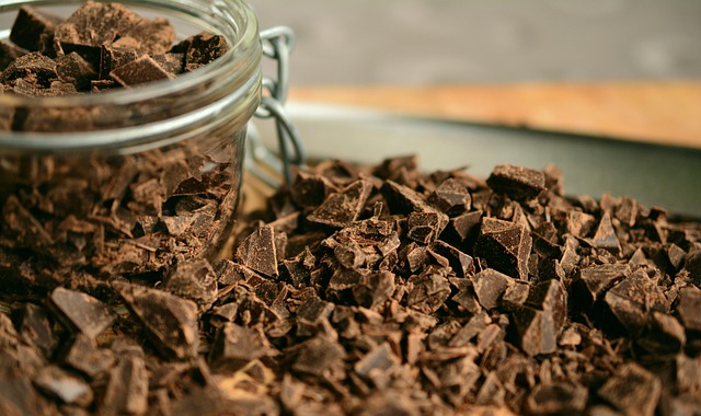 pequeño regalo tipo chocolate artesanal para acompañar flores