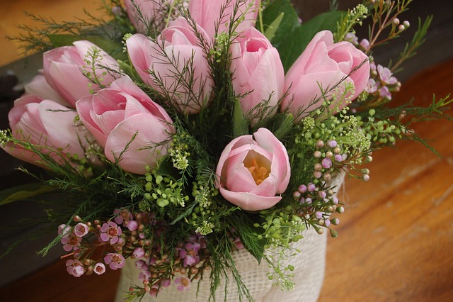 foto de composición floral en caja con flores rosas